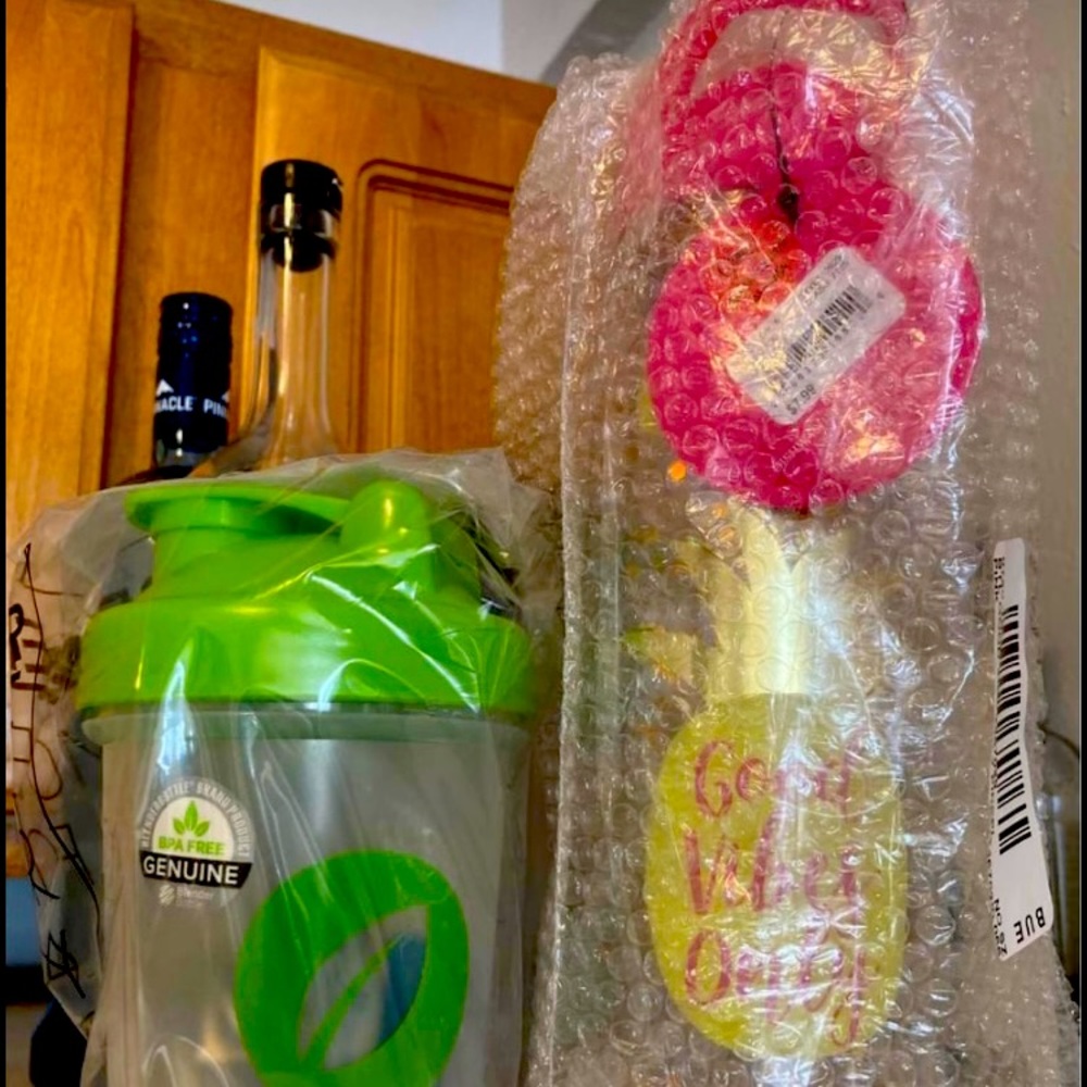 BRAND NEW Water Bottle and Smoothie Shaker 🍹🍍